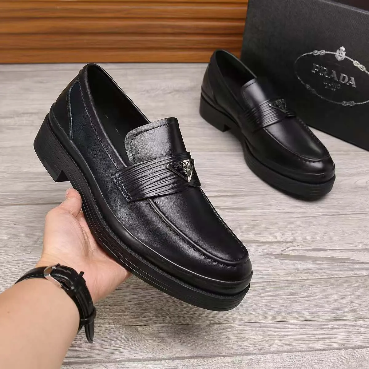 Men's shoes 💰540 💰💰🎩🎩【Prada】Counter 1:1⬆️original reproduction, absolute quality🆗Original outsole, high-quality imported rubber, wear-resistant and non-slip, never degummed, upper material: imported first-layer cowhide➕anti-slip foam outsole, official website material, lining material: water-dyed leather lining, 3 colors available! Code number 38-45